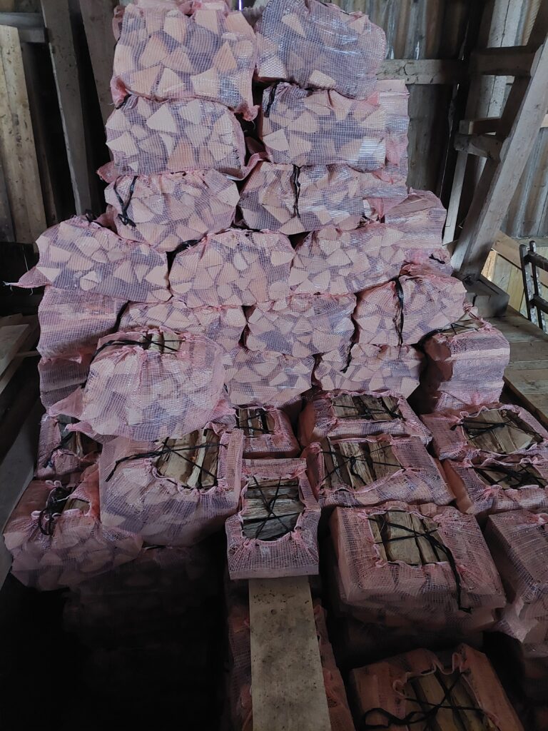 Ved, bjørk, bok, gran.