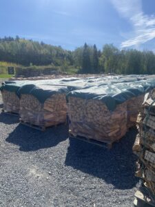 Tørr bjørkeved i 1500 liter sekk eller blandingsved i 1500 liter sekk