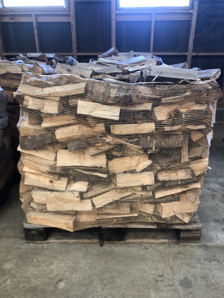 Blandingsved – leveres på pall i 1000l sekk.