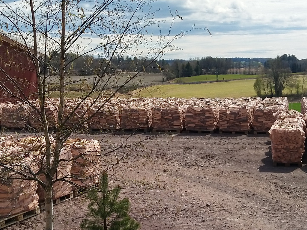 Ved i 1000 liters sekker på pall