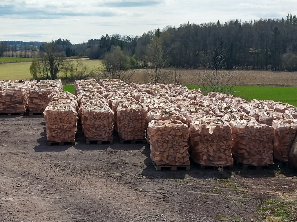 Ved i 1000 liters sekker på pall