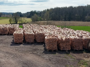 Ved i 1000 liters sekker på pall